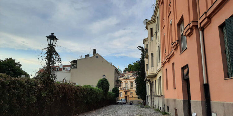 Kako do mira u Srebrenici, spomenikom o miru ili predstavom koja suočava?