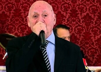 “Robi plaket kur don vet”, nën zërin e mrekullueshëm të Ismet Pejës (VIDEO)