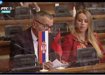 Shaip Kamberi  ngrit flamurin shqiptar në parlamentin e Serbisë