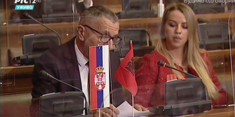 Shaip Kamberi  ngrit flamurin shqiptar në parlamentin e Serbisë