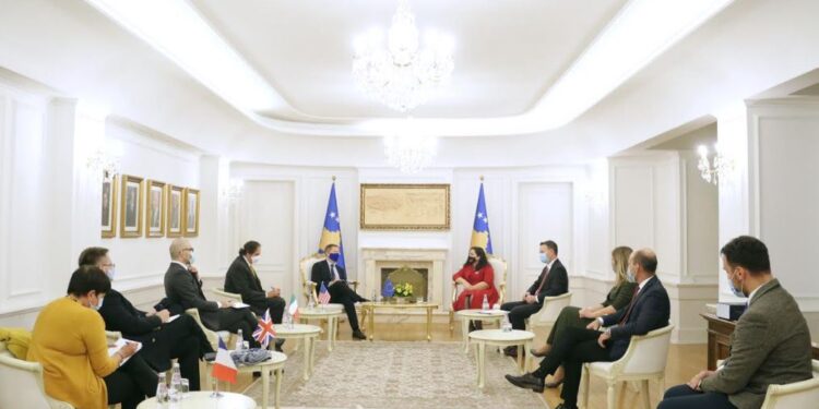Osmani takon ambasadorët e Kuintit dhe shefin e zyrës së BE-së, flasin për zhvillimet politike
