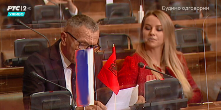 Šaip Kamberi iznio albansku zastavu u državnom parlamentu Srbije