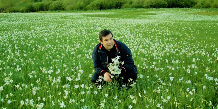 O njerëz po varroset një fëmijë i masakruar nga serbet!