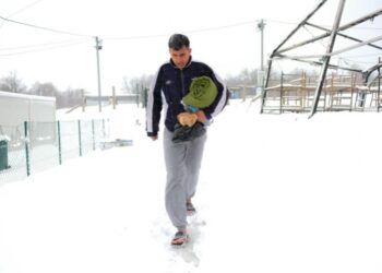 “Do të vdesim”: Qindra refugjatë po ngrihen në Bosnjë