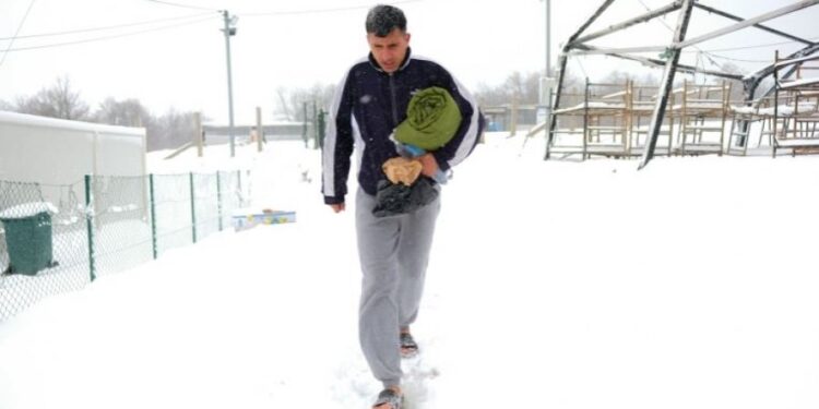 “Do të vdesim”: Qindra refugjatë po ngrihen në Bosnjë