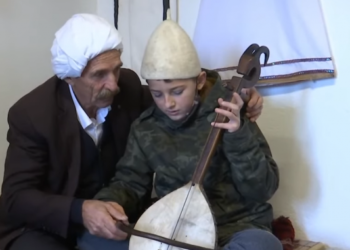 Shkolla e lahutarëve hap dyert për të rinjtë