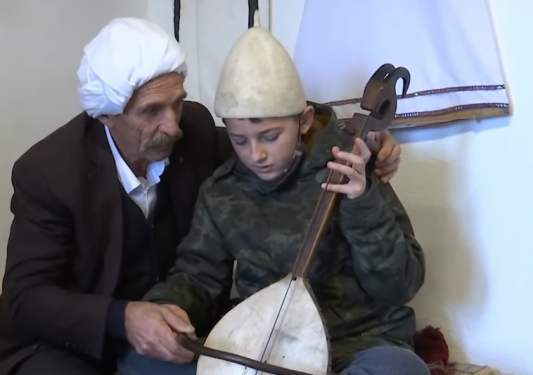 Shkolla e lahutarëve hap dyert për të rinjtë