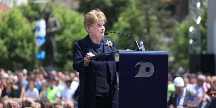 Serwer: Madeleine Albright do të përfshihet në dialogun Kosovë-Serbi