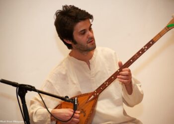 Enris Qinami, muzikanti shqiptar që përmes traditës e mistikës transmeton tingujt e sharkisë në Francë