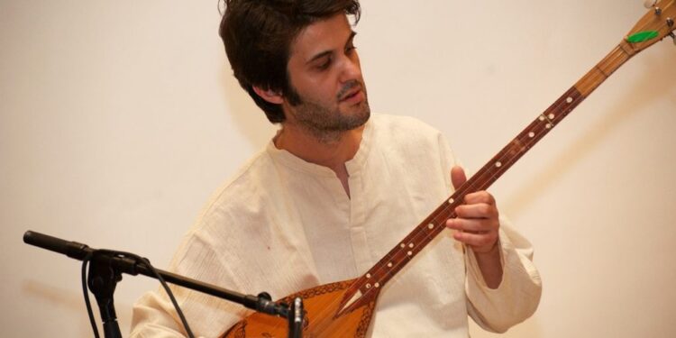 Enris Qinami, muzikanti shqiptar që përmes traditës e mistikës transmeton tingujt e sharkisë në Francë