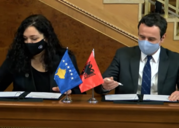 Albin Kurti dhe Vjosa Osmani në konferencë për media