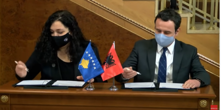 Albin Kurti dhe Vjosa Osmani në konferencë për media