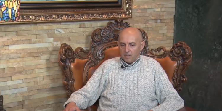 (Video) Dëshmitari i mbrojtur Jovan Goluboviq: Krimi i kryer ndaj familjes së Adem Jashrit ishte planifikuar dhe udhëhequr nga kreu i shtetit