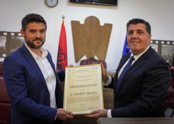 Lutfi Haziri i dorëzon çmimin “Qytetar Nderi i Gjilanit” gazetarit të njohur shqiptar, Marin Mema