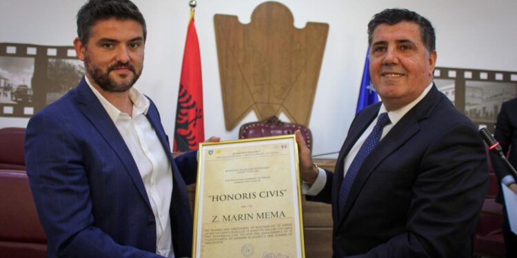 Lutfi Haziri i dorëzon çmimin “Qytetar Nderi i Gjilanit” gazetarit të njohur shqiptar, Marin Mema