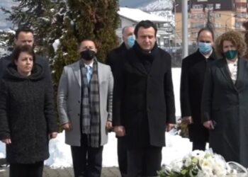 Kurti përkulet te varri i Rugovës, paralajmëron shumë shpejt seancë për zgjedhjen e Osmanit presidente