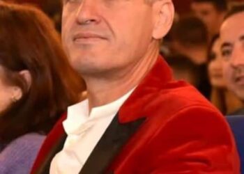 PËRSONALITET QË ARTISTËVE JU GJENDET NË PËRKRAHJE