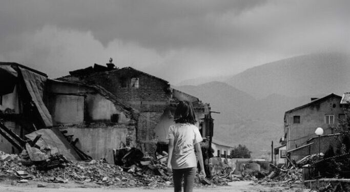 Regjisori malazias fiton çmim në New York me dokumentarin për refugjatët nga Kosova (video)