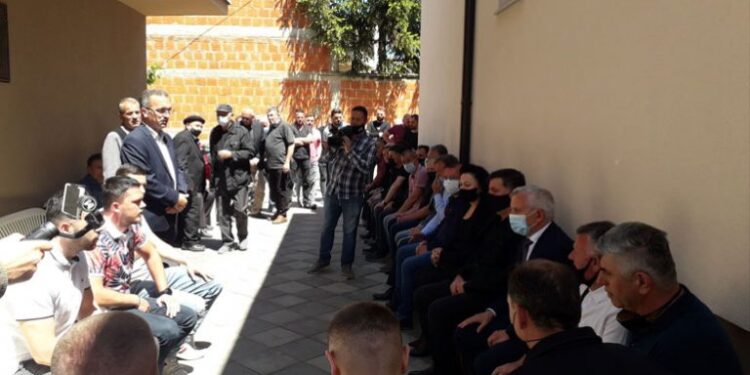 Haziri e Minxhozi qëndrojnë për vizitë ngushëlluese në familjen Halit