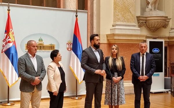 U dorëzua në procedurë parlamentare Rezoluta për gjenocidin e Srebrenicës