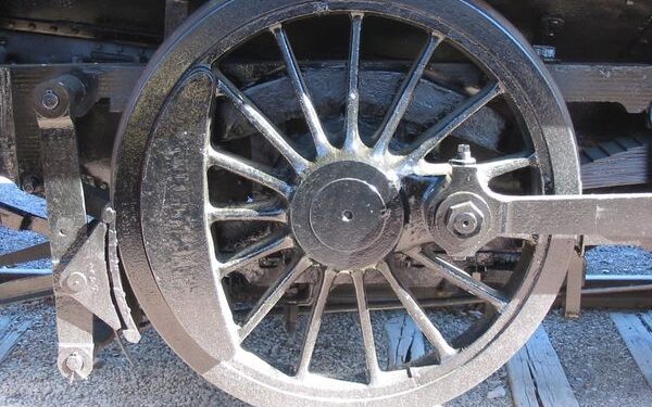 Treni, mercedesi dhe rrota e shqiptarit