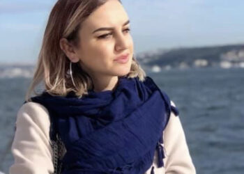 RRUGË E FUNDIT E MËRGIMTARIT ME KUFERA