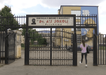 Maturantёt shqiptarё nuk i ftojnё kolegët boshnjakё në ceremoninё e diplomimit (video)