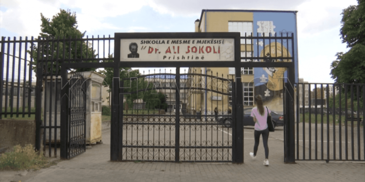 Maturantёt shqiptarё nuk i ftojnё kolegët boshnjakё në ceremoninё e diplomimit (video)