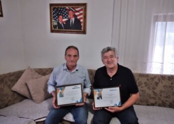 Kryeredaktori Ali Daci i dorëzoi “mirënjohje” veprimtarit Rexhep Nikci i mërgatës shqiptare në Gjermani