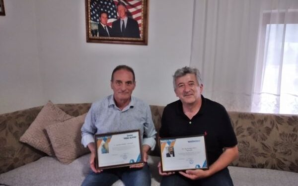 Kryeredaktori Ali Daci i dorëzoi “mirënjohje” veprimtarit Rexhep Nikci i mërgatës shqiptare në Gjermani