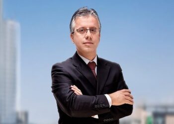 VRASJA E “TË DJATHTËS” DHE HESHTJA E HISTORIANËVE