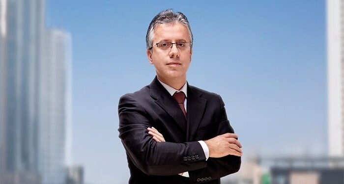 VRASJA E “TË DJATHTËS” DHE HESHTJA E HISTORIANËVE