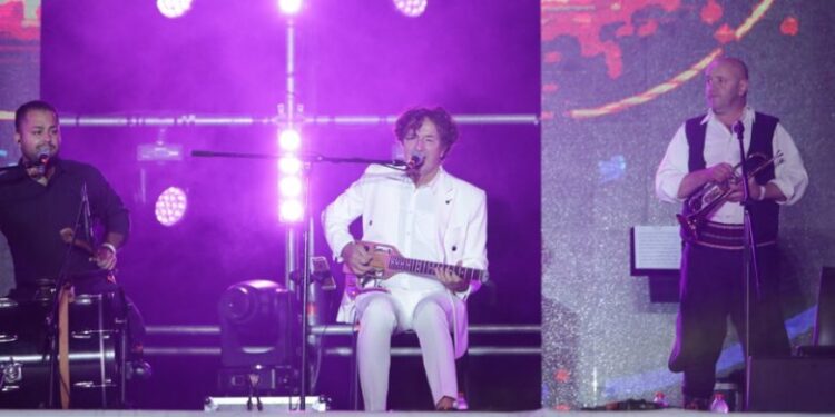 Goran Bregovic është ngjitur në skenën e Festës së Birrës ‘Korça’