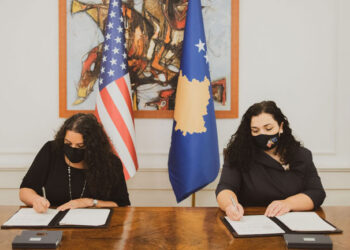 Presidentja Osmani nënshkruan marrëveshje me ShBA-në – 3.8 milion dollarë shtesë për Kosovën