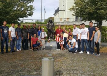 Shoqata „Sali Çekaj“  buqetë me lule pran shtatores së Nënë Terezes