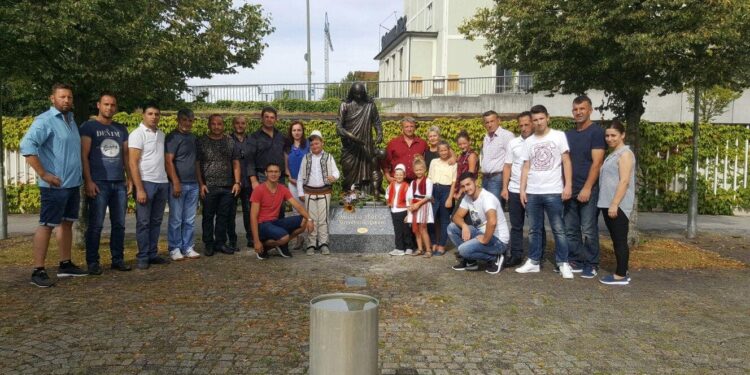 Shoqata „Sali Çekaj“ buqetë me lule pran shtatores së Nënë Terezes