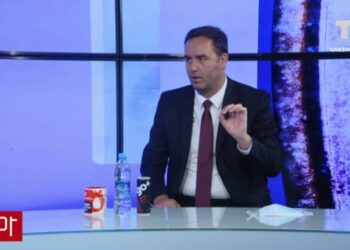 Konjufca: E turpshme për Abazoviqin që qëndroi gatitu kur u këndua kënga “Do të kthehemi në Kosovë”