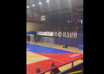 Pamje: Tifozët serbë me thirrje nacionaliste dhe raciste “vritini shqiptarët” gjatë ndeshjes Borac – Besa (video)
