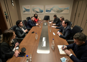 Kurti takon Abazoviqin,  dakordohen për bashkëpunim në luftën kundër krimit dhe korrupsionit