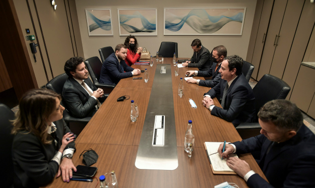 Kurti takon Abazoviqin,  dakordohen për bashkëpunim në luftën kundër krimit dhe korrupsionit