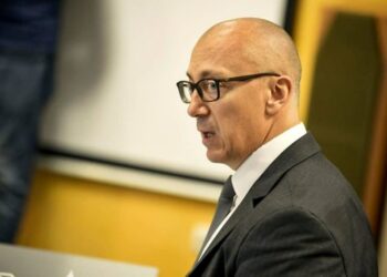 Kamionët që u vendosën për ta bllokuar veriun, i takojnë kompanisë që drejton Rakiqi