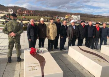 FESTA E FLAMURIT I BASHKOJ DY SHOQATAT PËR T’A NDERUAR LEGJENDARIN ,PËR T’I NDERUAR FAMILJEN JASHARI ,PREKAZIN E KREJTË SHQIPTARINË.