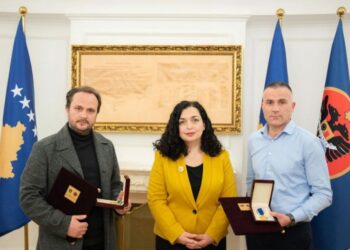 Presidentja Osmani i dekoron gazetarin e vrarë të Bota sot Bekim Kastratin, dhe Besim Dajakun ish truprojen e Rugovës me urdhrin “Hasan Prishtina”