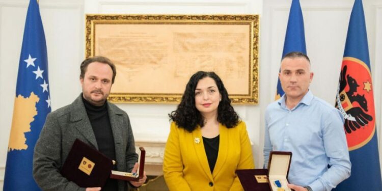 Presidentja Osmani i dekoron gazetarin e vrarë të Bota sot Bekim Kastratin, dhe Besim Dajakun ish truprojen e Rugovës me urdhrin “Hasan Prishtina”