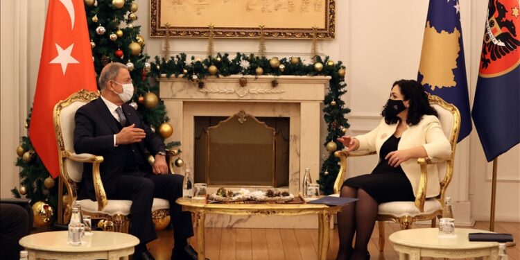 Shefi i mbrojtjes turke pritet në takim nga presidentja e Kosovës