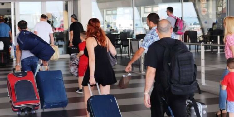 1.7 milionë persona e kanë braktisur Shqipërinë në tri dekadat e fundit