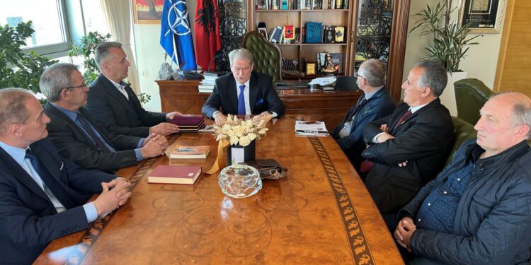 Delegacioni nga vendi dhe diaspora vizitë tek Dr.Sali Berisha në Tiranë