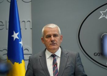 Xhelal Sveçla jep detaje: Policët sulmohen në veri me granata dore e Ak-47