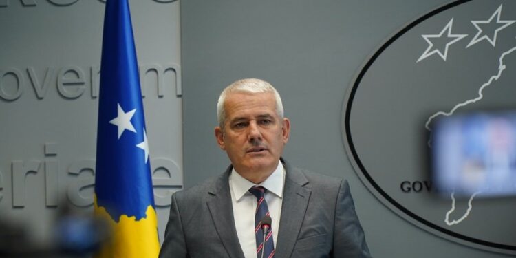 Xhelal Sveçla jep detaje: Policët sulmohen në veri me granata dore e Ak-47