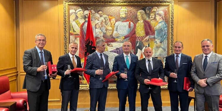 PRESIDENTI I REPUBLIKES SE SHQIPËRISË, SHKELQËSIA E TIJ Z. ILIR META MË 30 QERSHOR 2022 DEKOROJ PRIJËSIT E SANXHAKUT